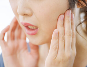 大島・東大島の歯医者、あおぞら歯科で、あごがカクカク鳴る「顎関節症」の初期症状と自宅でできる改善法を解説