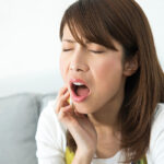 大島・東大島の歯医者、あおぞら歯科で、頬の内側を噛んでしまう原因と対処法についての解説
