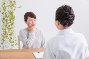 大島・東大島の歯医者、あおぞら歯科で、歯ぐきがピクピク痙攣するのは何のサイン？筋肉の疲労と対処法について解説